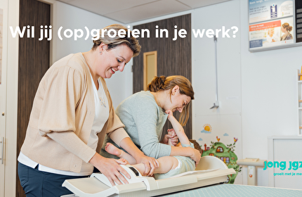 Dokterassistente meet baby op consultatiebureau Jong JGZ - Wil jij opgroeien in je werk?