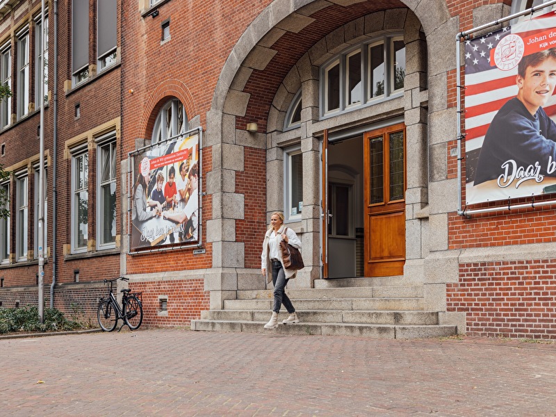 Professional loopt de school uit na een gesprek over verzuim