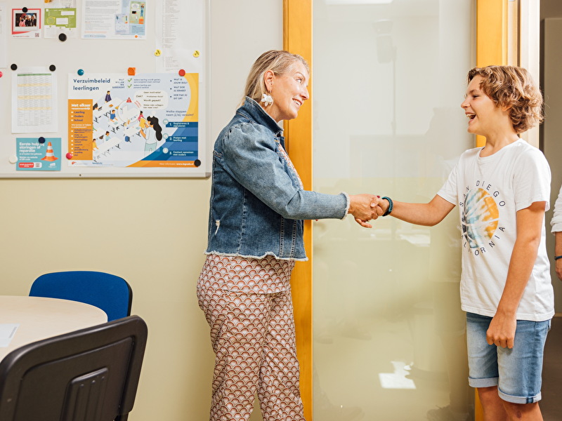 Jong JGZ - Leerling wordt verwelkomt door juffrouw op eerste schooldag